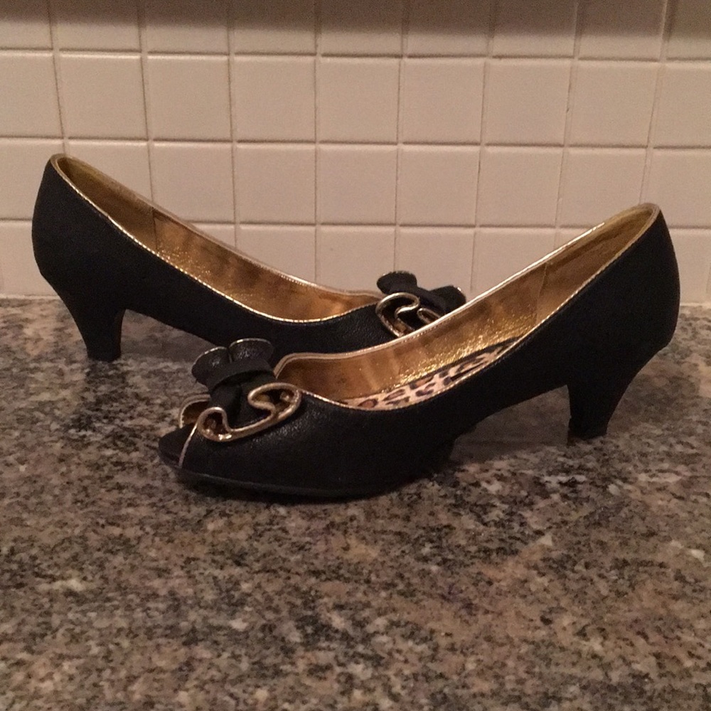 Black & gold 1 inch heels with bow on the toes